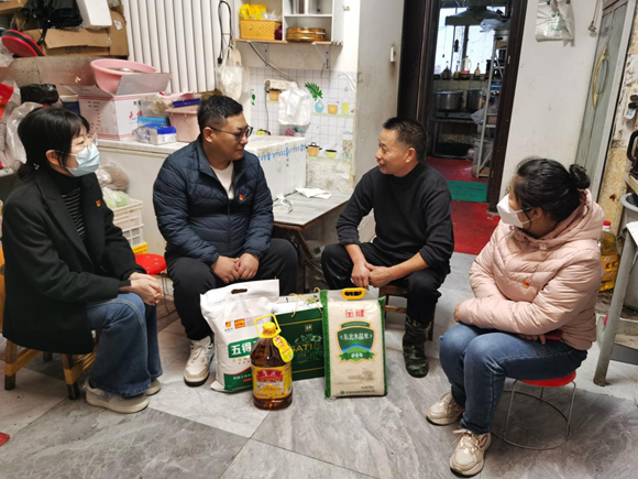 咨询集团到中原社区开展“双报到”工作-慰问老人4_副本.png